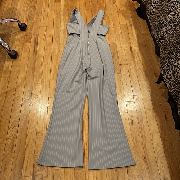 Bebe mitered light grey pinstripe side cutout flare leg jumpsuit sz 2 - Picture 8 of 15